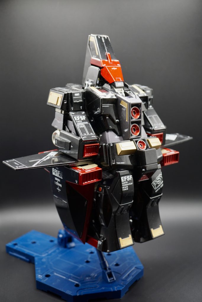 HGサイコガンダムの素晴らしいところは差し替え無し(接続パーツは一部差し替えアリ)でMS形態からモビルフォートレス形態に完全変形。そしてMA形態もバランスを失う事なく設定と変わらぬ威圧感とカッコ良さなのがサイコガンダム好きの自分にとっては涙もの!