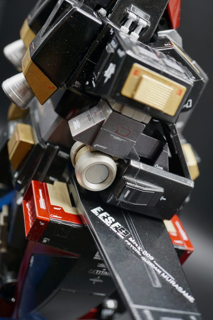 各所のデカールはMS形態時よりもMA形態時に間延びしないように配置。特に2分割されシールドの裏に当たるパーツが露呈する羽部分とシールドの合わせ目には本体よりも増し増しでデカール貼り。その甲斐あってMA形態時にも良い感じに(自画自賛)。