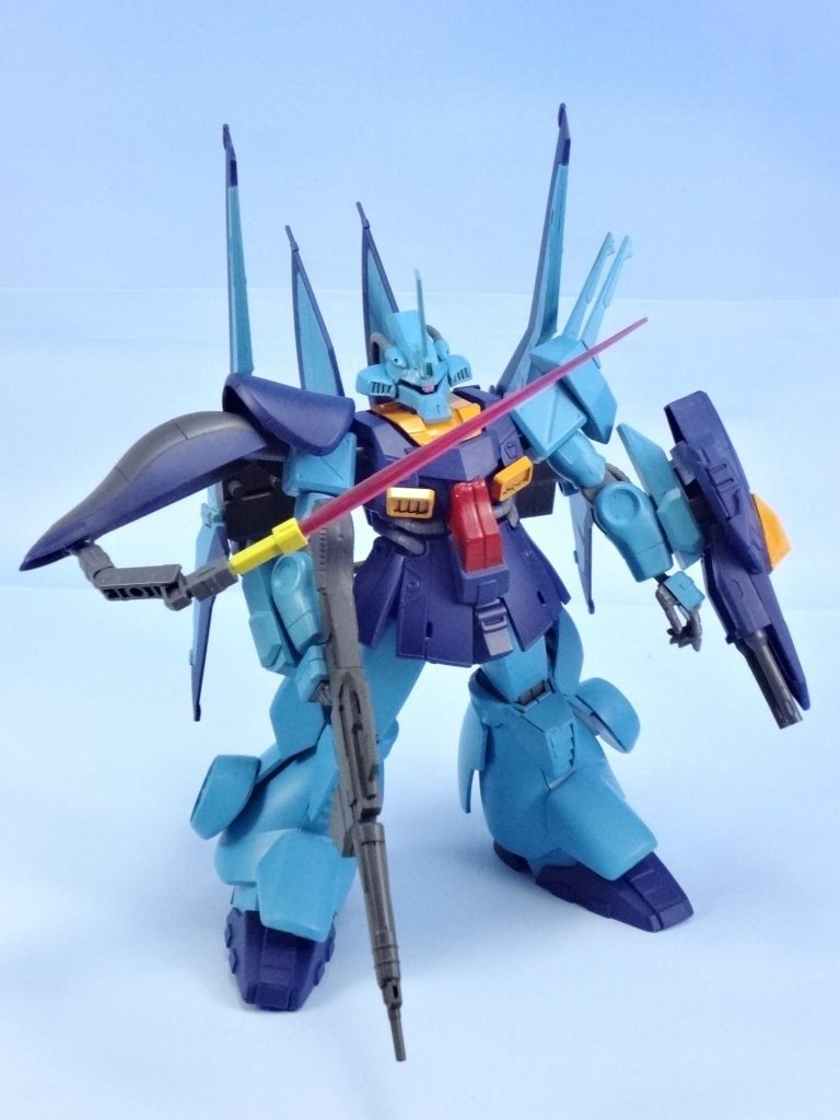 ラウンドシールド内に隠し腕を仕込みました。