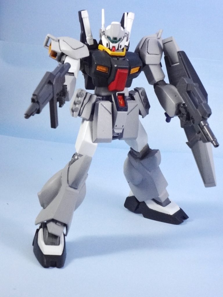 武装とシールドはジェガンのものと共通にしました。
でも、それでは面白くないので、パワードジムカーディガンのマシンガンを左手に持たせてみました。