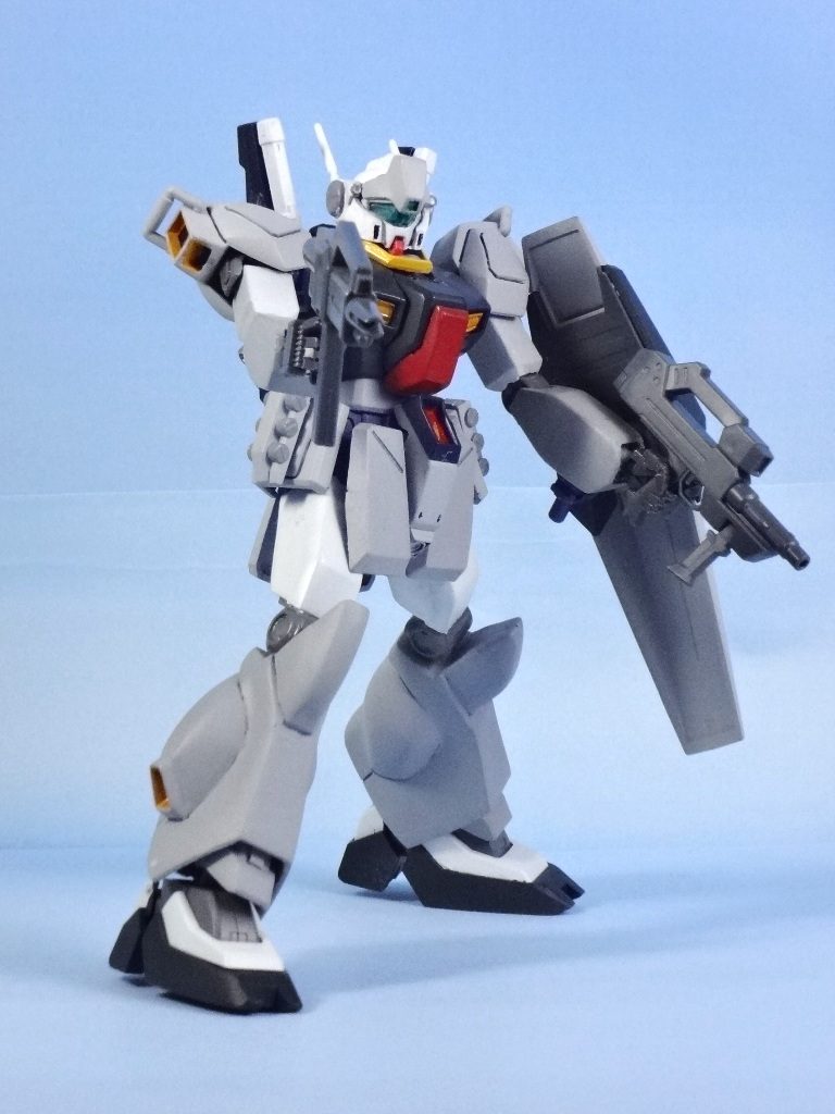 カラーリングは
横着しました。グレー部分はサーフェイサーのまんま。
頭、上腕、代替をUG01MSホワイト。
胸部、バックパック、足設置面をC14ネービーブルー。武装をUG15MSファントムグレー。
コックピットハッチはUG12MSサザビーレッド