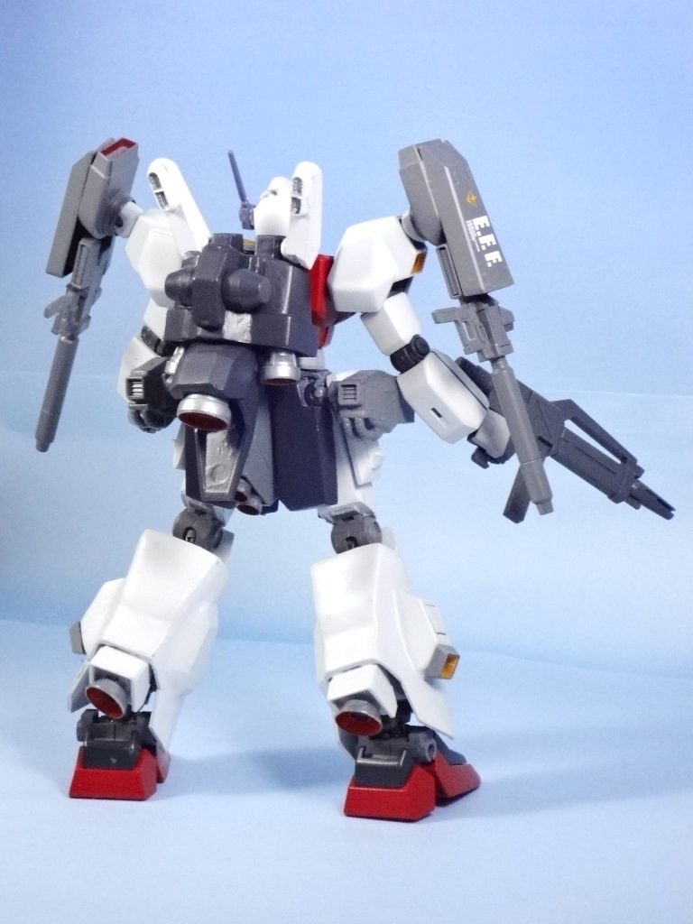背面
バックパック:旧ジェガンをベースにしてジャックパーツとプラパン、パテで製作。
殿部バックアーマー:ほぼプラパンで製作。
両腰:ジェガンビームサーベルラックの独自解釈で配置、ミサイルポッドはMK-Ⅱの足関節使用。設定どおり殿部バックアーマーに繋がっています。
