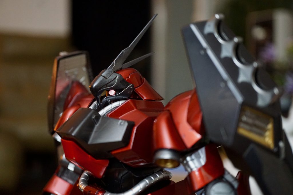 当初は頭部のアンテナもガンメタルで塗装したものの、何だかシャア専用機というよりはジョニー・ラインデン機のような雰囲気になってしまったので・・・