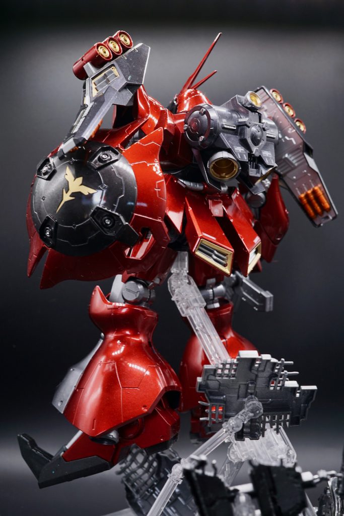 サザビーやナイチンゲールを参考に塗装＆デカール配置。昨年作ったナイチンゲールやネオジオング同様の暗めの発色の赤いボディーカラーにガンメタルを合わせた配色。