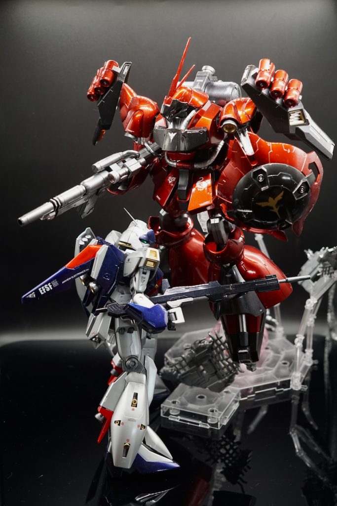 劇中では無かったシャアのヤクトとアムロのリガズィの戦闘。この２機の戦闘は見て見たかったような気も。