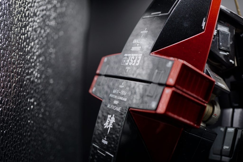 本体はメタリックブラックのクリア/ツヤ仕上げ。シールドは歪みが出ない程度の艶やかさと映り込み。