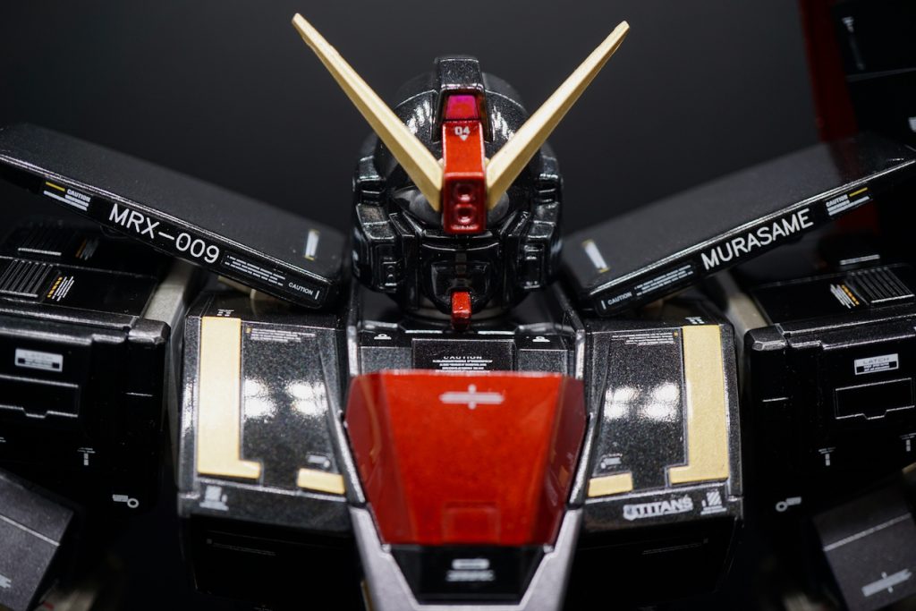 当初はスジ彫りや余剰パーツでディテールアップを計ろうと試みるも、スジ彫り初心者の自分には難しく危険過ぎたのでデカールによるディテールアップに路線変更。
デカールはMETAL COMPOSITEを手掛けたカトキ氏のイラストと香港ナイトを見本にアレンジ。自分的にカッコ良いガンプラといえばVer.KaなのでVer.Ka風を目指してデカールを配置。サイコガンダム自体は1/60のPGとほぼ同じ巨体なのでMGやPGのデカール貼っても違和感ないと思うけど、1/144のスケール感を失いたく無かったのでデカールは1/144を中心に使用。