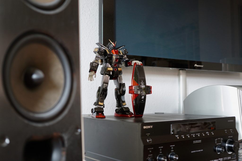 PG並みの大きさなのでディスプレイすると凄い存在感。細かにデカールディテールアップしたのが功を奏したのか、リビングに飾ってもオモチャ感は無く、パッと見とても良い感じ。普段はリビングにガンプラを飾ることを許さない妻もこのサイコと最近組み上がったEx-Sは飾っていても文句を言われる事はなく(ほっ)。