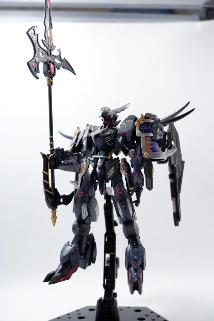 軽装形態
一部の追加装甲が装着された形態。
バルバトスルプスをベースとしつつも黒を基調としたカラーリングで印象を変えてみました。
頭部の角は呂布トールギス玄武装の兜を切った貼ったして作製し、額はミキシングで余ったジンクスのパーツを接着。
バックパックはバエルを使用してメテオホッパーのシールド？に砲身を追加したものを装備。
バインダー兼ダインスレイヴという設定です。
胴体フレームのシリンダーはプラパイプと金属パーツに置き換えし、長さを延長。