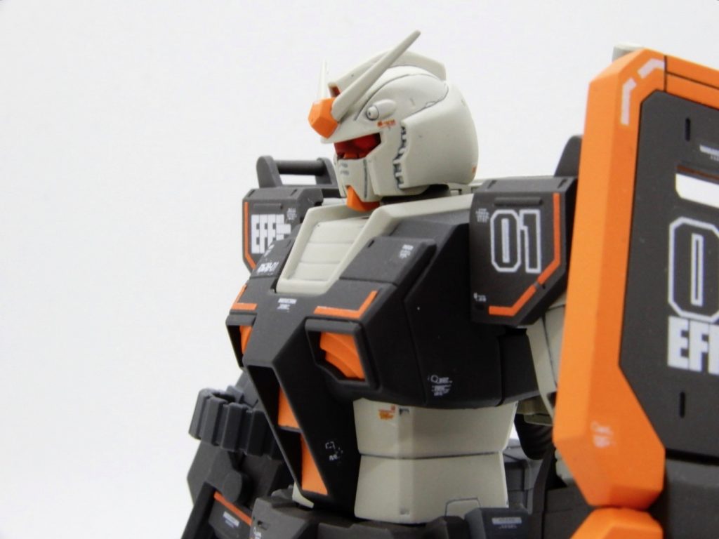 バイザーの下のツインアイは、クリアパーツの裏から白デカール(自作)を貼ってみたものの付属シールとあんまり大差ないかも。