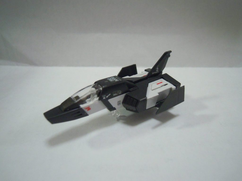 斜め上から。このキットは　MG　ガンダムver.3.0のコアファイターの成形色の変更です。かっこいい。