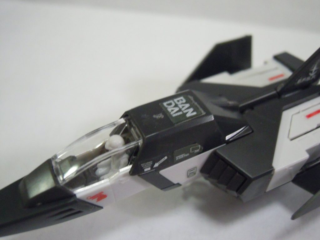 バンダイシールはシールの端っこについてるバンダイマークを切り抜きました。