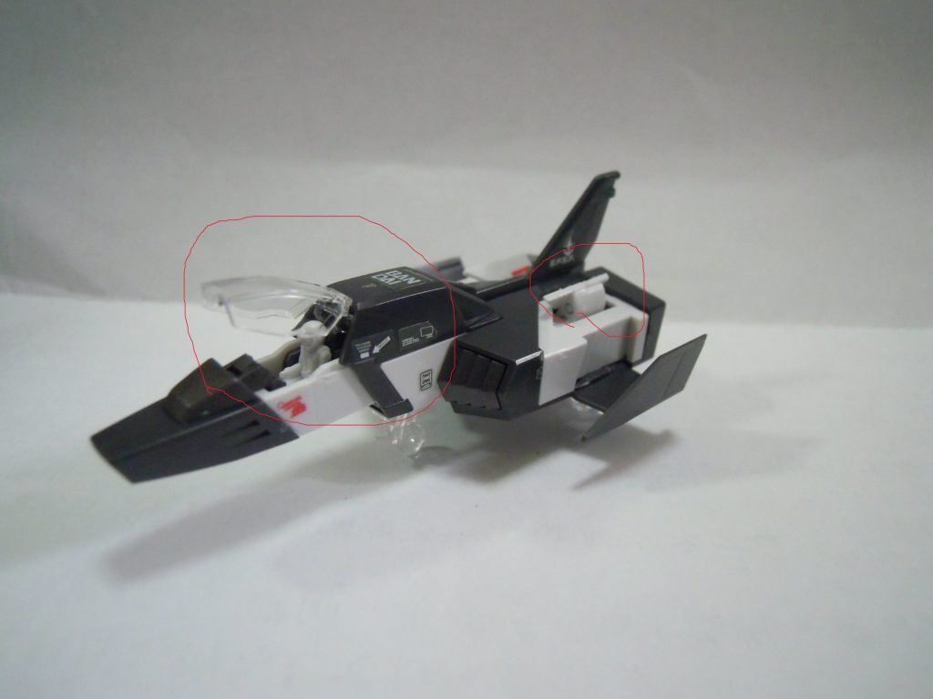 座席の回転ギミック、キャノピー、ミサイルランチャーの可動ギミックもあります。