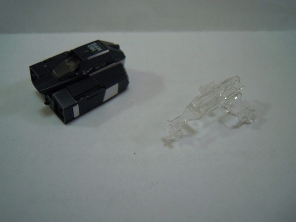 コアブロックへの変形もでき、変形させる際はタイヤのクリアパーツを外す必要があります。