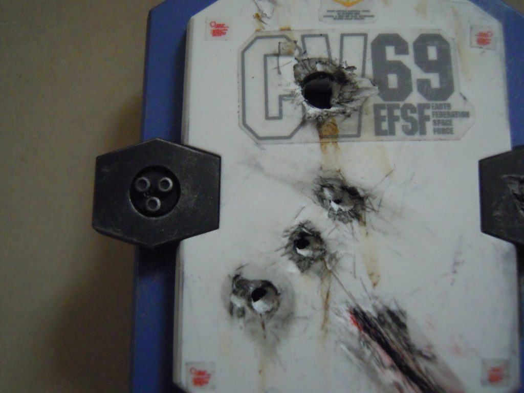 被弾箇所。茶色いのはサビです。