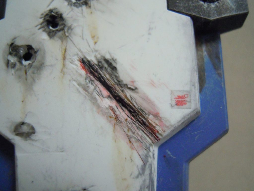 ヒートホークで斬られた後。溶けて赤っぽくなってます。