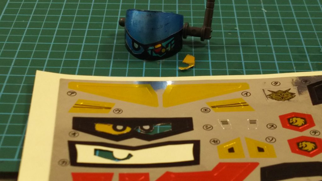 目の色を青にする試み。アルミテープ→クリアブルーシール→枠と瞳の切り抜き を想定したものの曲面への貼り付けが巧くいかず、シルバー塗装→クリアブルーシール→枠と瞳の切り抜き としています。尚、原型機のモチーフ元がRX-78ガンダムながら目を青くしたのは趣味です。