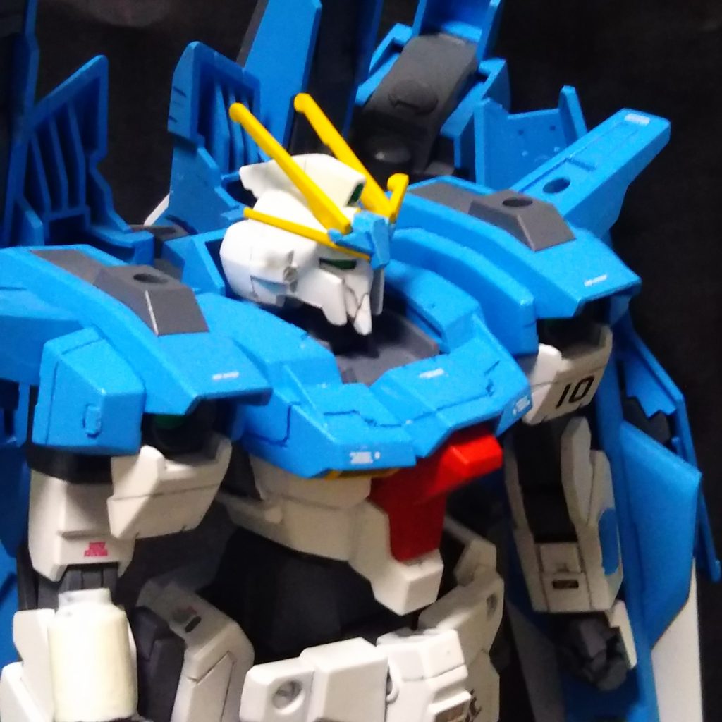 ノーマルライトニングガンダムの濃い青部分をライトブルーに、スジボリ、プラ板をちょいちょい貼り付け。