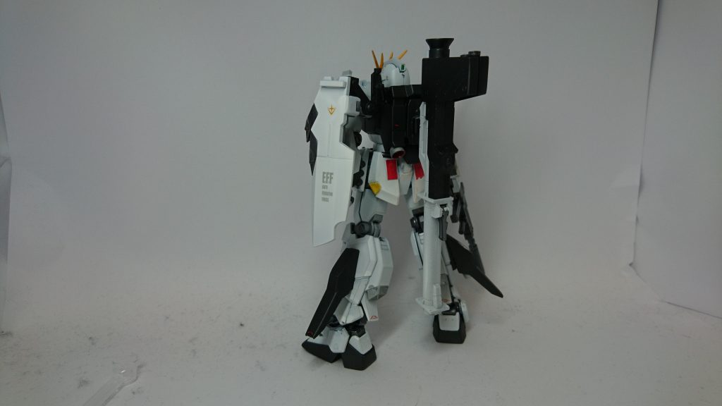 カラーリングはνガンダムイメージ。「ロンドベルのガンダムと言ったらνガンダム」だろうということで