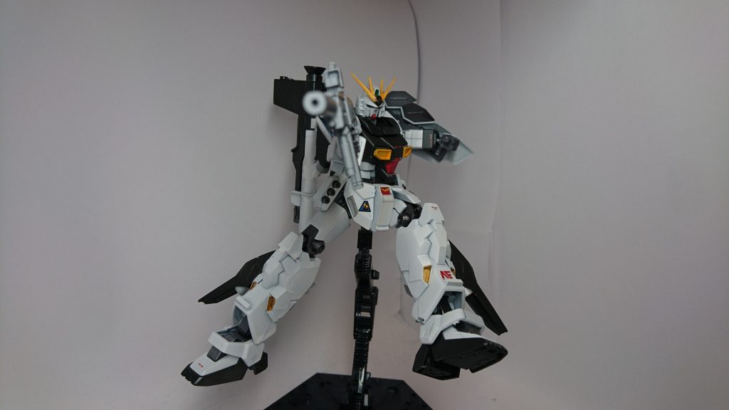 武器は基本的な ビームライフル、ハンドグレネード、ビームサーベル