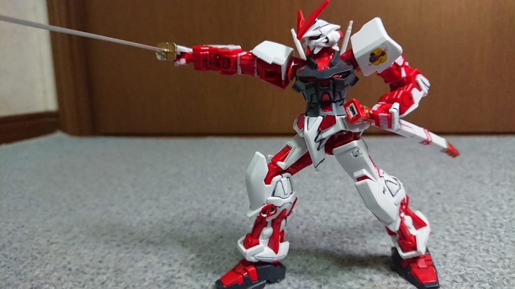 全身のスミ入れと出来るだけ色が足りない部分に塗装をしました
分かりにくいですが鞘もフル塗装です