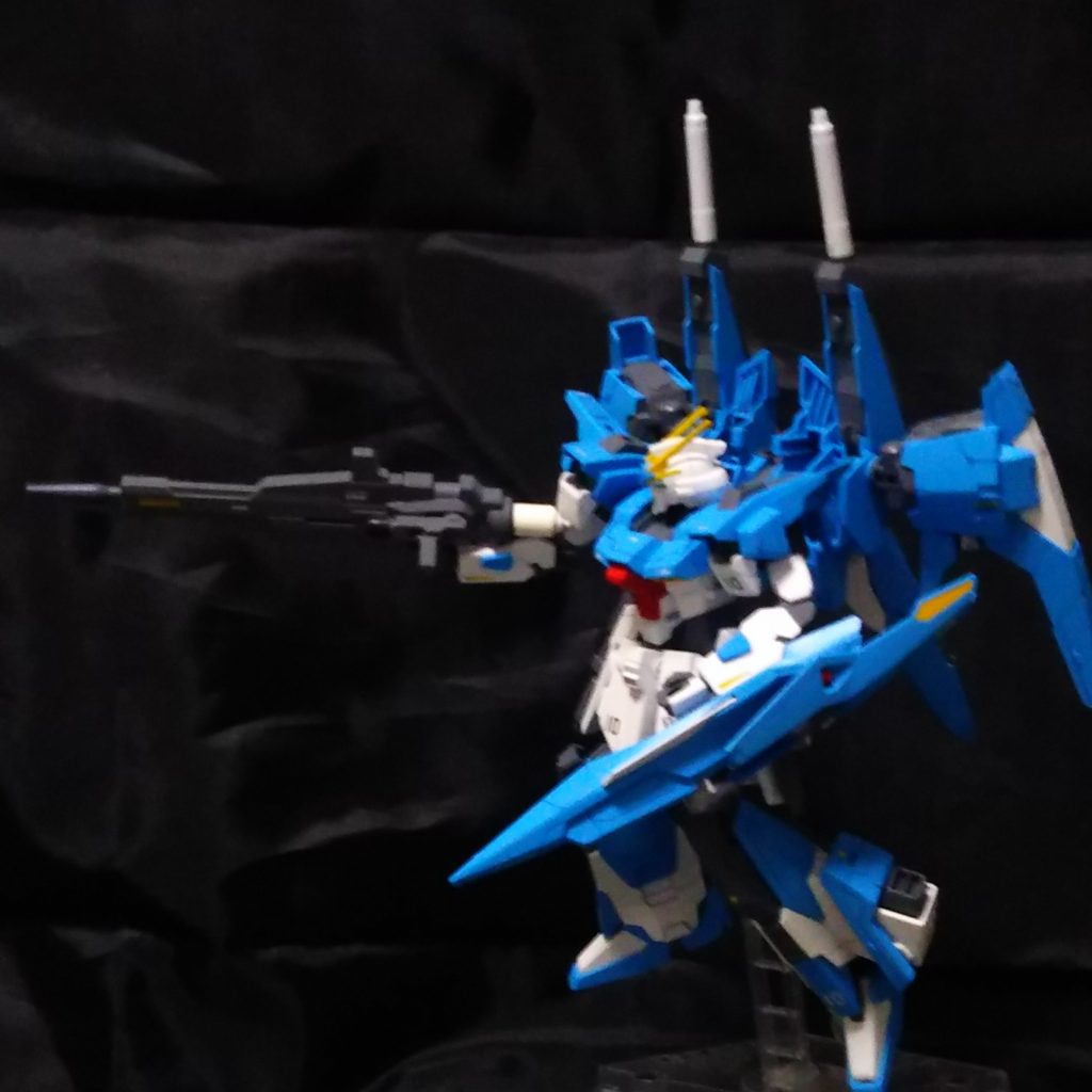 ガンダム自体は細身ですけど、付属してるのを含めると大きいです。