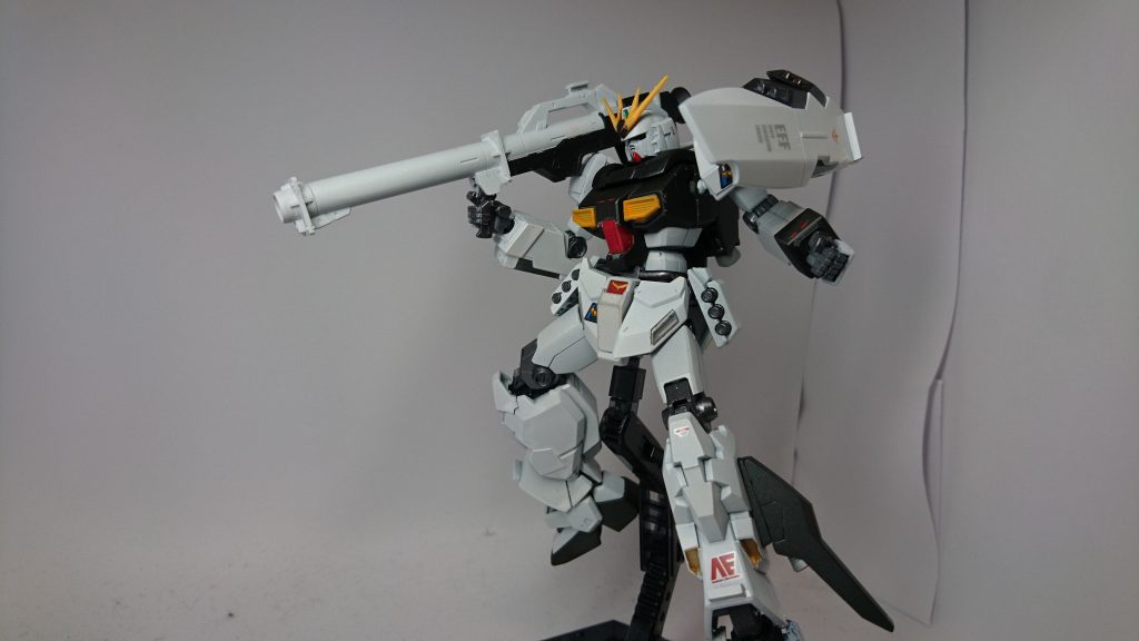 νガンダムと同型のバズーカも装備している