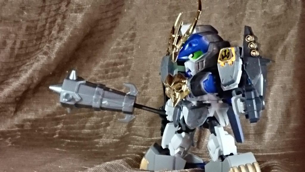 基本はクロスフレームにBBのデュエルの体を切り貼りし、太ももはCSシスクードをそのまま使用。
元からある肩の青い部分には巨山の斎胡のパーツを被せました。形状が似ていたので割りとそれっぽく見えます
角飾りもそのまま斎胡
手足に戦国アストレイの肩腕と孟獲セットの巨神象の足をつけて重厚感を出しました。