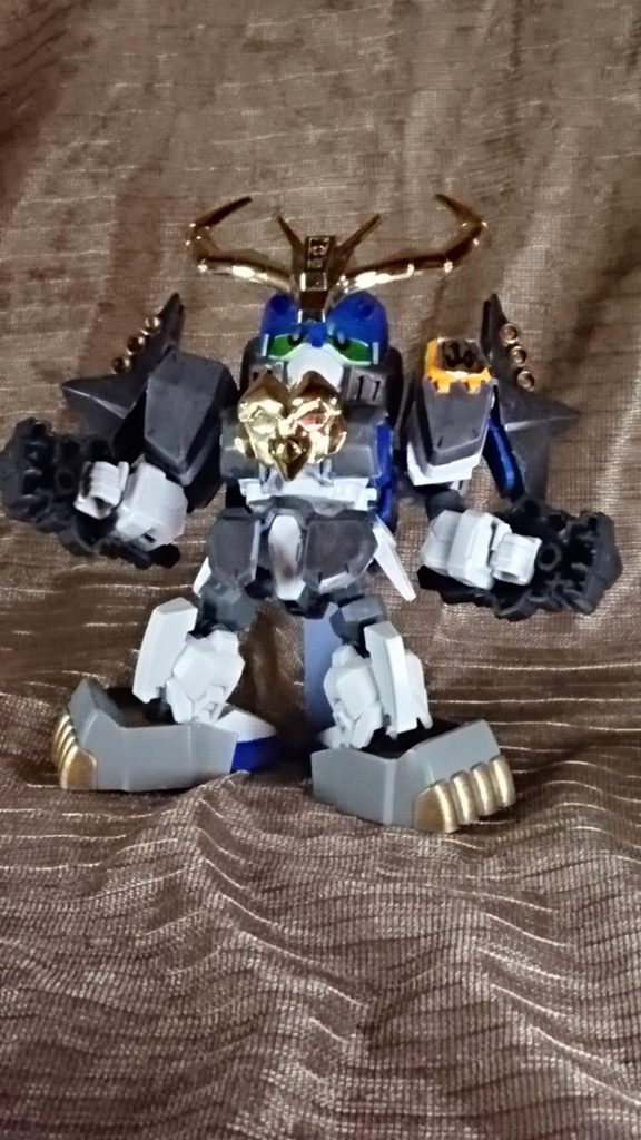 どうせだから光の神具も使いたかったのでとりあえず胸に…
最初は余り意図してなかったのですが、足が象でゴツい手ということで仮面ライダーオーズのサゴーゾコンボ風に見えなくもないかなと思います。(頭に犀頑駄無のパーツも使えば良かったかも)
あとはなんとなくビッグボディ…