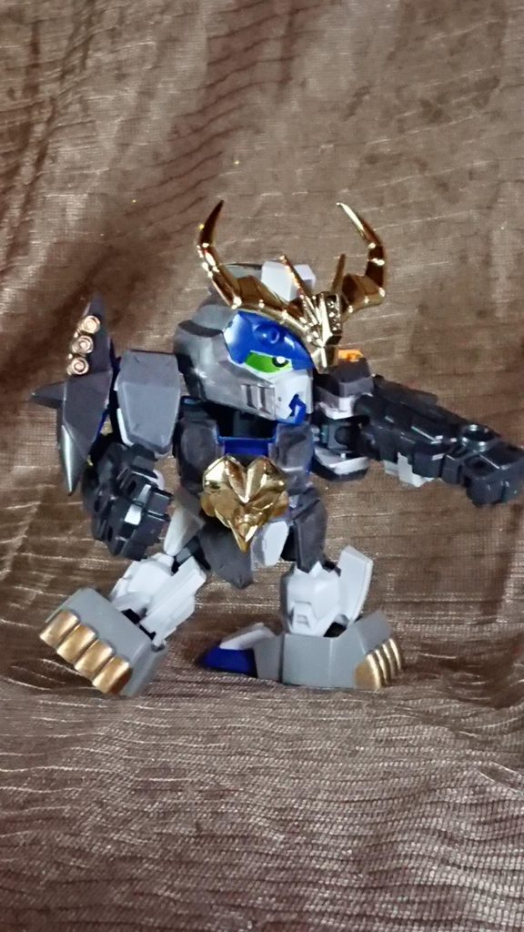 武器に剛覇の棍棒の柄を長くした物を持たせはしましたが、主な戦い方はその手甲による打撃を想定しています。
余りに手持ちぶさただったので見栄えように一応用意だけしました。
可動はクロスフレームの割には動きません。
とりあえず巨山ということでサイズをデカくするためにといった感じの採用です。
残りの風林火も色々弄くってはいるので、ちゃんと完成させて投稿出来たらなと思ってはいます。