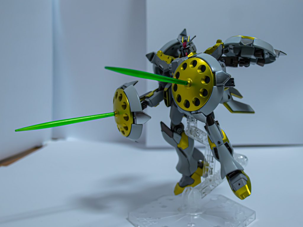 シールドメガ粒子砲の中央一門はビームサーベルを装備。
潤沢な出力を使い攻撃できる。