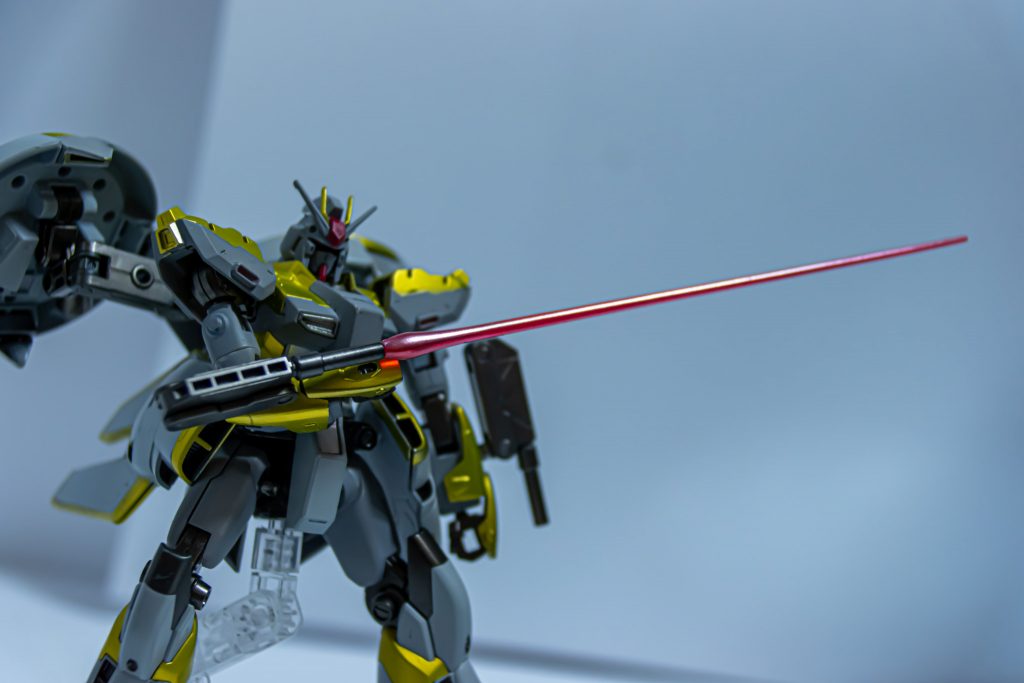 シールドファンネル展開後も攻撃できるよう、アームには予備サーベルを装備している。