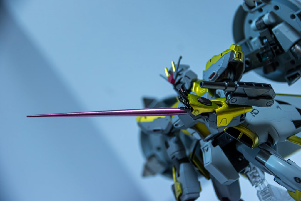 掌にはビームガン/ビームサーベルを装備。
この装備は