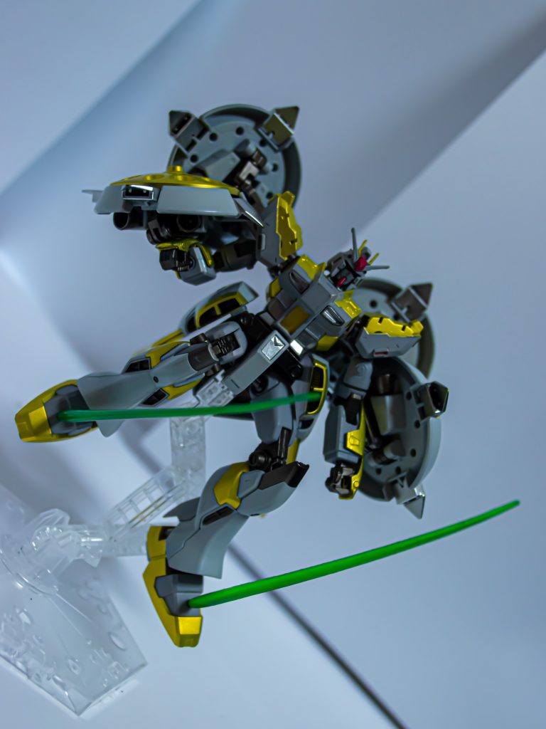 脚部ビームサーベル
高い機動力を活かした斬撃が可能。
トリッキーな攻撃ができこの装備は一定の評価を得ている。