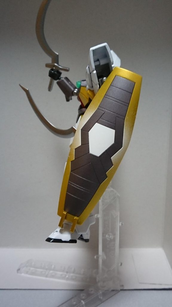 左から。
ここはあえてマグアナックのシールドをベースにカラーリングをそれっぽく再現。
シールドは中央付近を少し白くぼんやりとみせたくてこうしました。