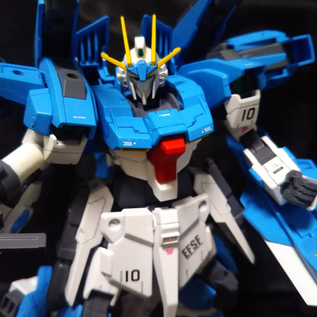 腰のサイドアーマーにゼータプラスぽいキャノン砲を前方に向けるのに苦労ですけど！