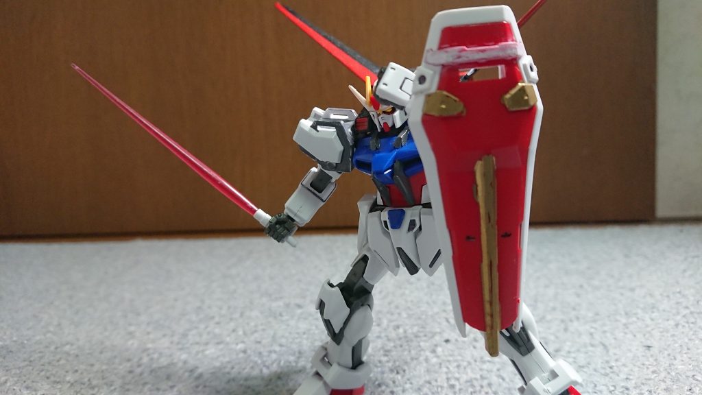 シールドの本来黄色の部分を金にして塗ってみました
ちょっとだけ高級感