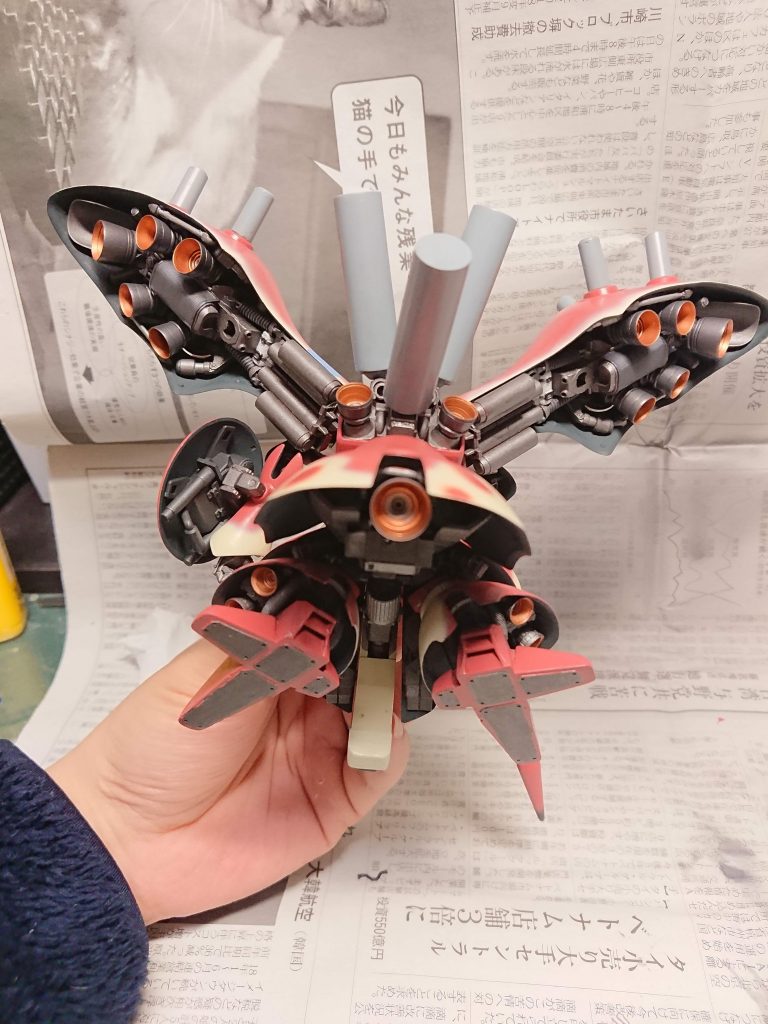 台座に置くとほとんど見えない裏側…