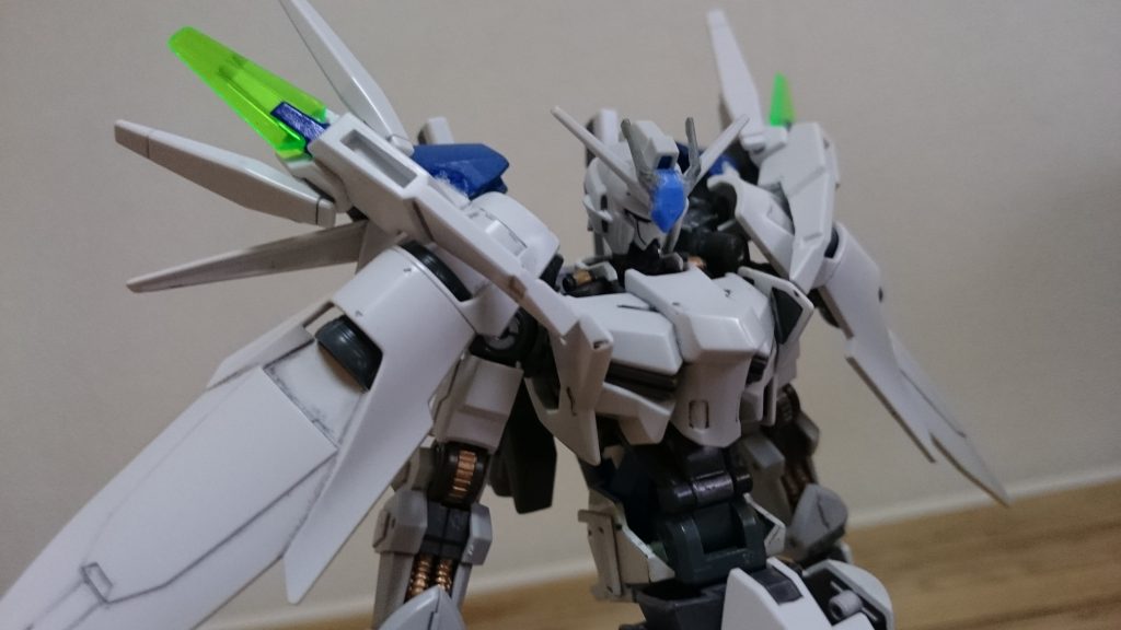 主な修正箇所は肩のバインダー
接続軸を1ヵ所増やし、頭部やバックパックに干渉しにくくしました。