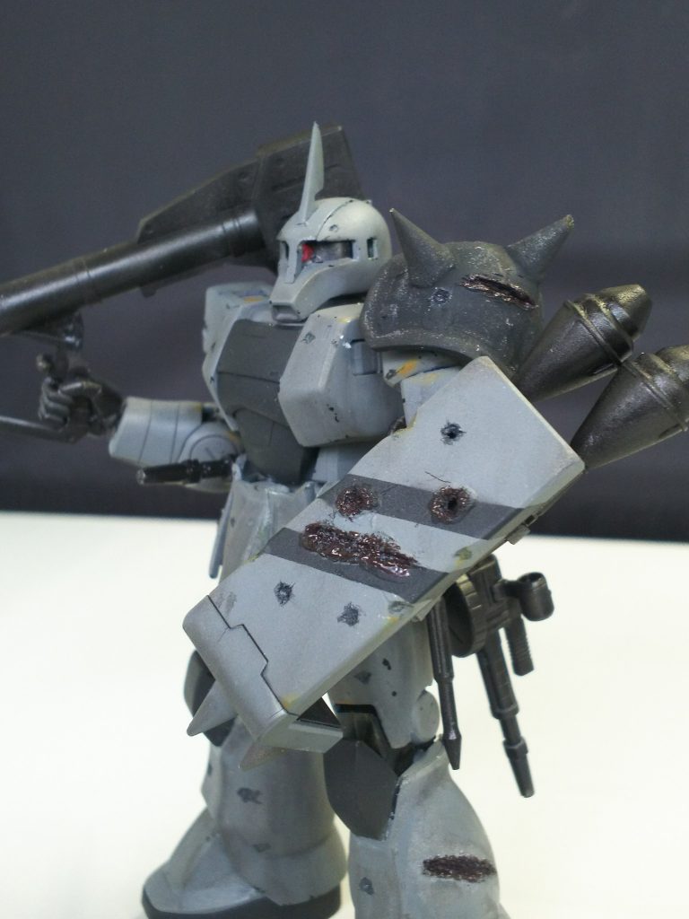 歴戦のイメージなので、シールドはぼろぼろ、ショルダーアーマーは壊れて正規品が無いため代わりにザクのショルダーを付けてる設定です