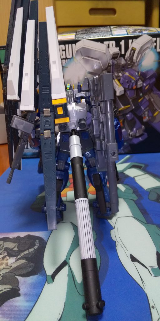 背面にはプロペラントタンク、ロングライフル、フィンファンネルを搭載しており圧倒的な火力を実現している