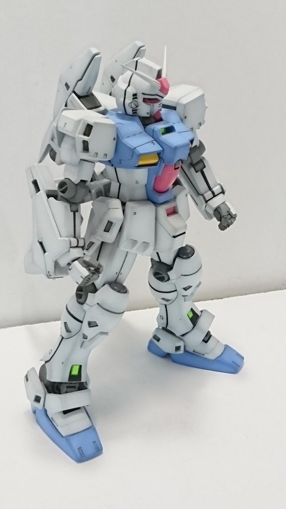 各部のセンサーをクリアパーツにしたり股関節を幅詰めしたり黒塗りの部分を開口してディティールを追加したりしてます。