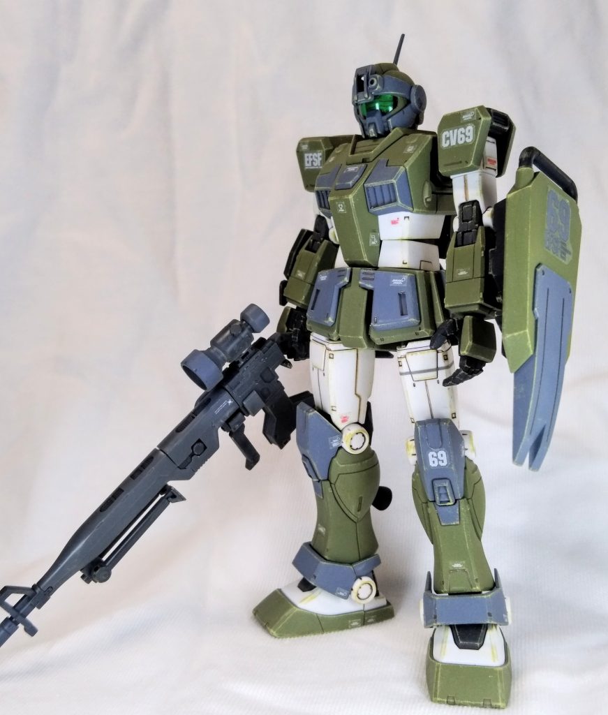 シールドは、陸戦型ガンダムから。
ライフルは、システムウェポンの物です。