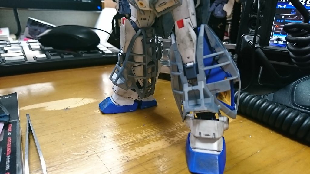 タミヤウェザリングマスターを用いて、内部フレームにウェザリングを行っている様子です。