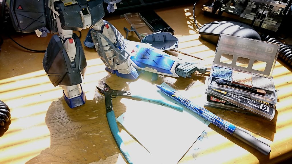 ダイヤモンド精密ヤスリと、各種ウェザリングマスターでの処理中の様子です。