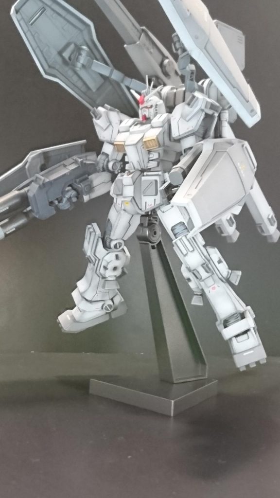 塗装は白基調のオリジナルカラー。
立ち上げ塗装の後ウォッシング、ドライブラシ、チッピング等の汚し塗装を加えました。