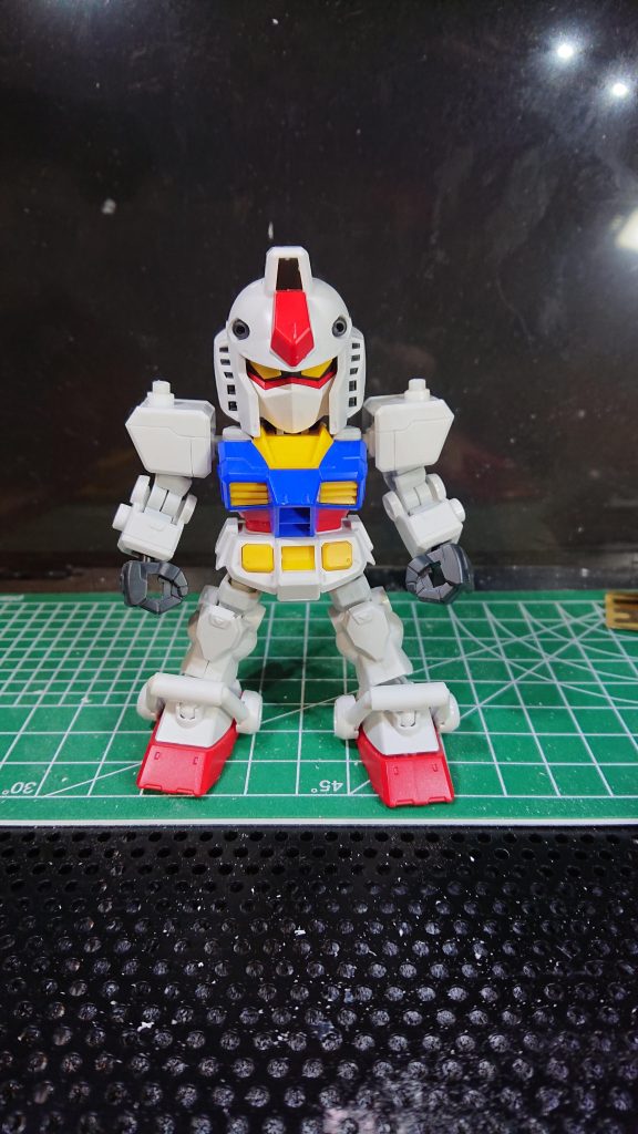 ガンダムの肩アーマーは3ミリプラ棒で肩部バーニア用の接続部を作成。
脛アーマーの足との接続部を残して削除し、プラパイプとプラ棒でバーに見えるよう加工。