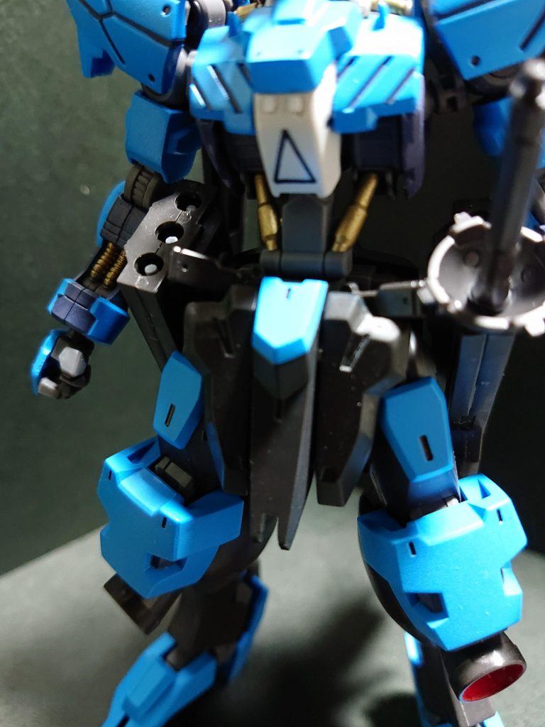 改造点はフロントアーマーのハンドガンの取り外しですね。
やっぱりヴィダールといえばこれじゃないでしょうか？