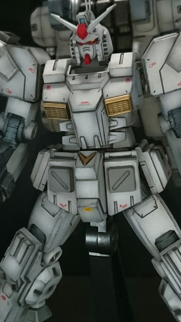 頭部はひさしの角度をキツくして凶悪に。

会敵したジオン兵が「ヤベー」と思うような。