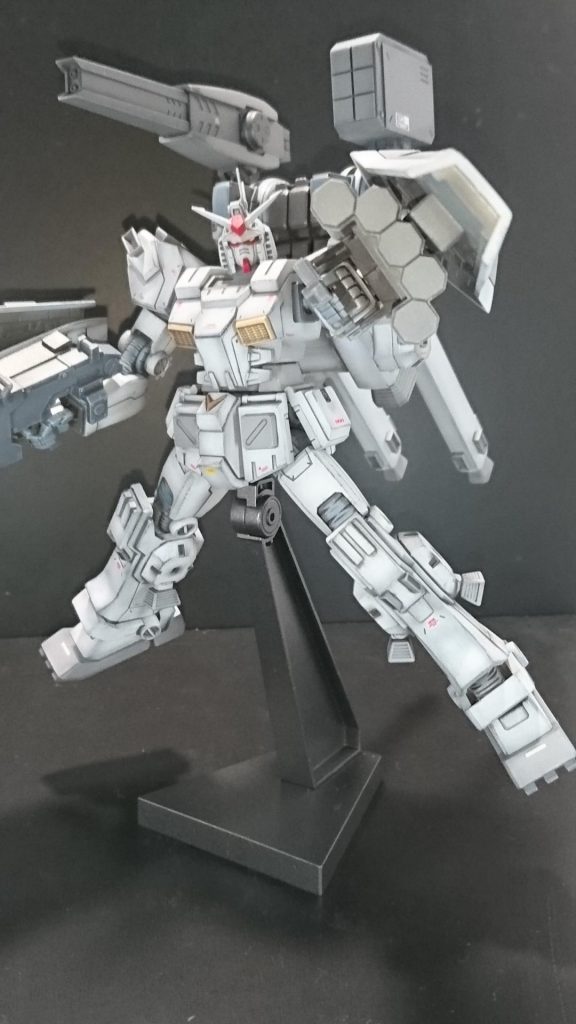 ボールジョイントを切り離して再接着して肩位置を少し上げてます。

変化はありますがこのガンダムは装備が大きく負荷のかかる部分な上、強度との両立に苦労しました…